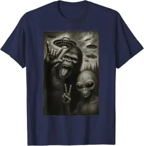 Funny Selfie Bigfoot Alien Sasquatch Rock on Hand Sign UFO T-Shirt