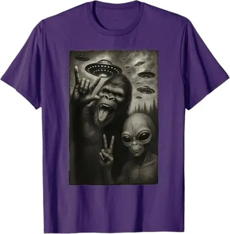 Funny Selfie Bigfoot Alien Sasquatch Rock on Hand Sign UFO T-Shirt