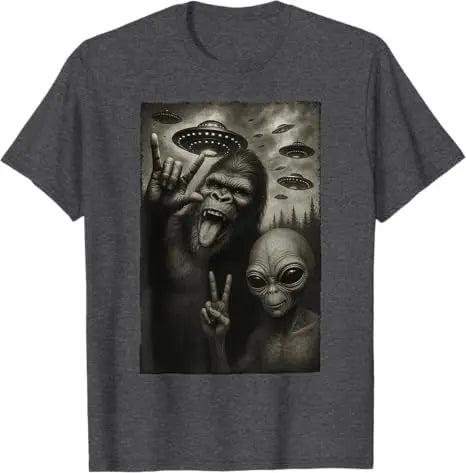 Funny Selfie Bigfoot Alien Sasquatch Rock on Hand Sign UFO T-Shirt