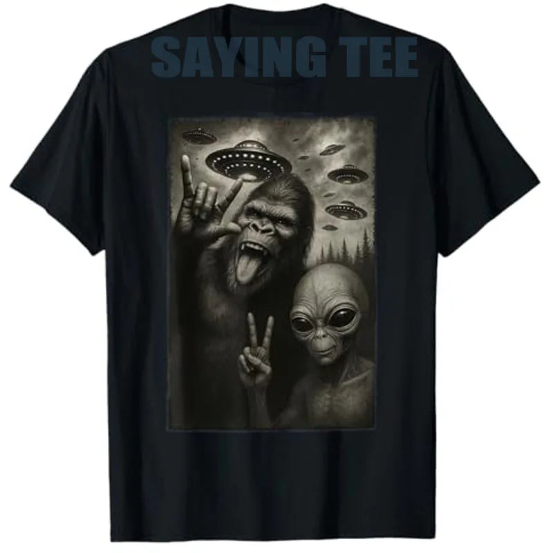 Funny Selfie Bigfoot Alien Sasquatch Rock on Hand Sign UFO T-Shirt
