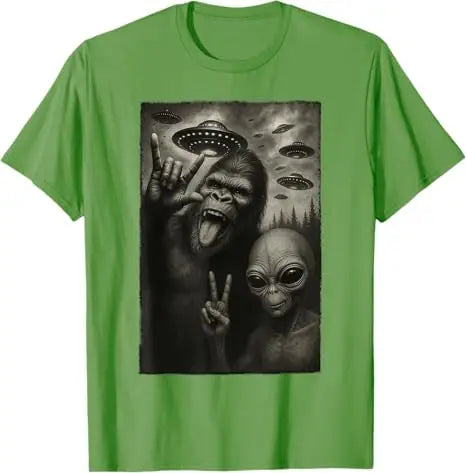 Funny Selfie Bigfoot Alien Sasquatch Rock on Hand Sign UFO T-Shirt